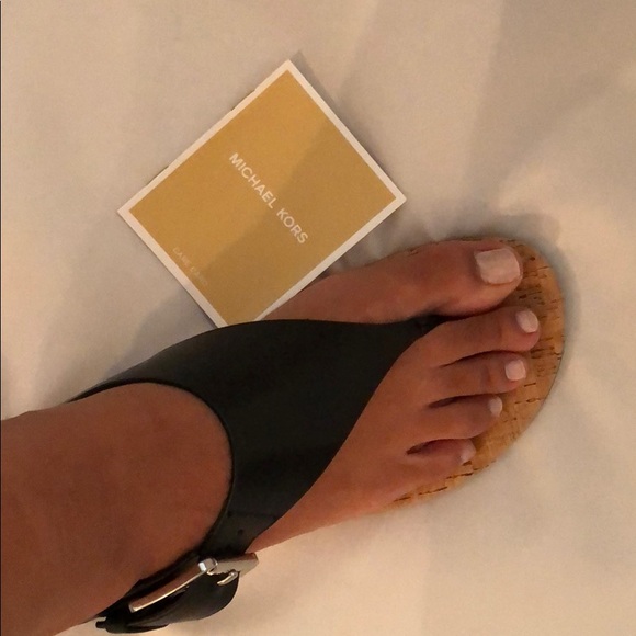 ‼️🚫SOLD🚫‼️ MK Sandals - Picture 4 of 5